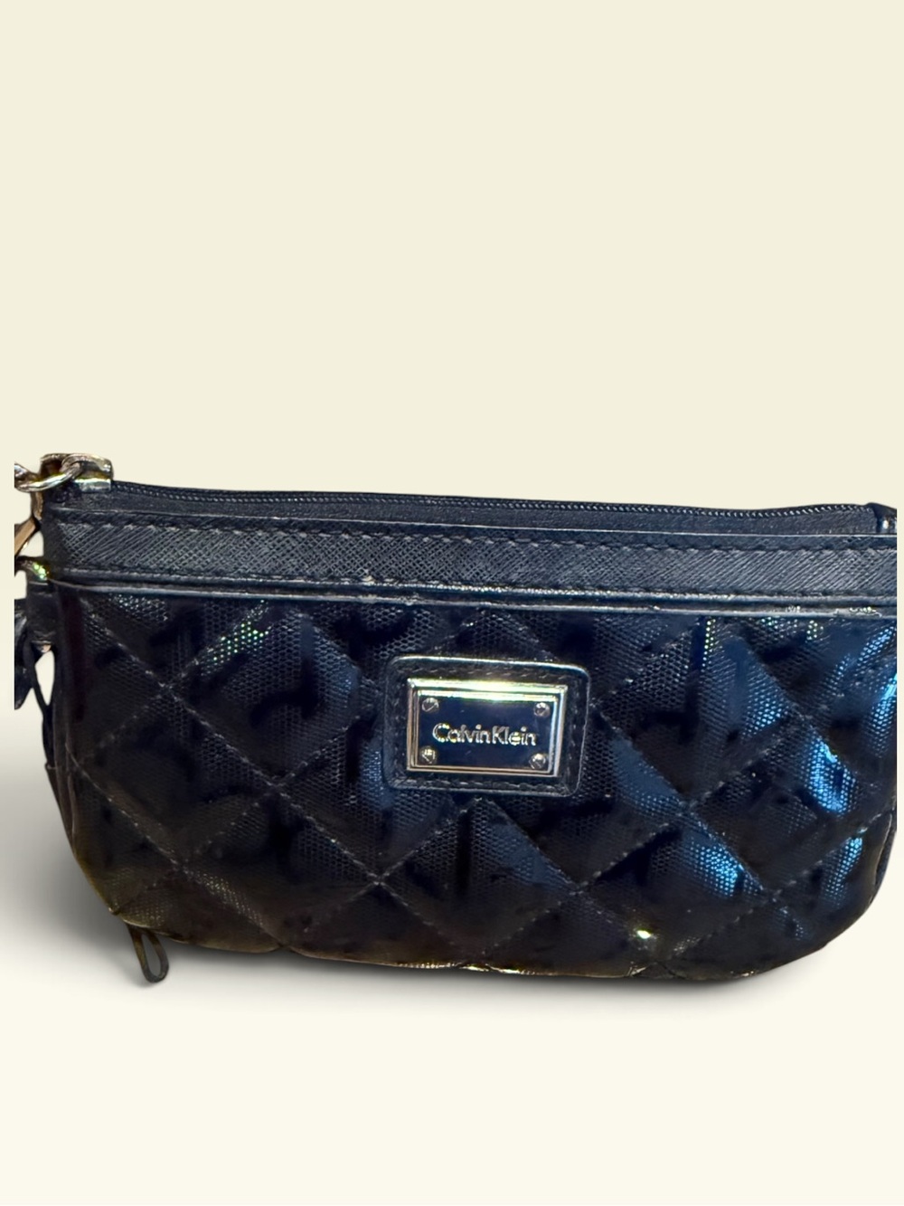 🖤 Calvin Klein Quilted Patent Wristlet
✨ Chic Calvin Klein wristlet in classic